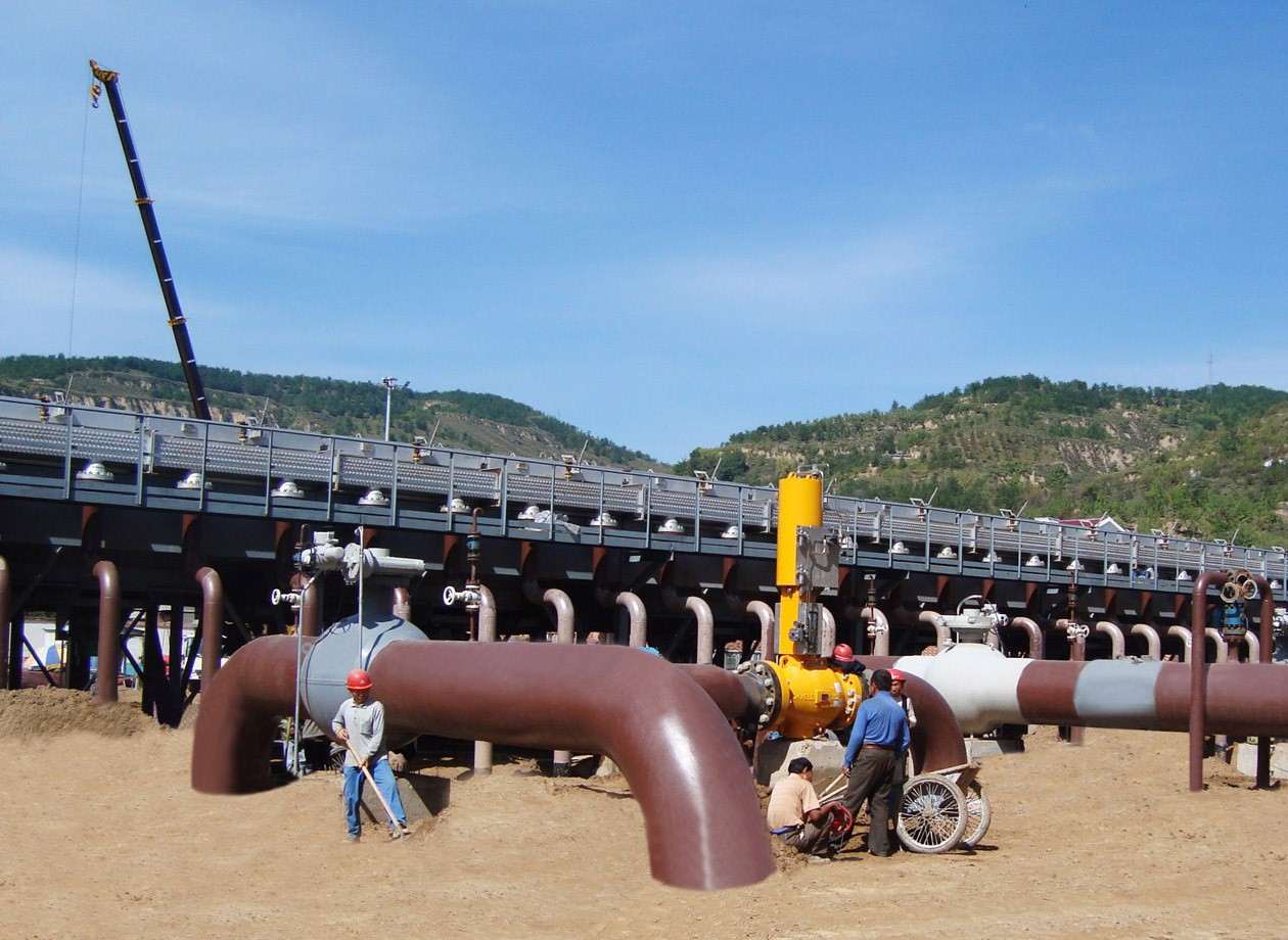 西氣東輸一線(xiàn)空冷器正在延川壓氣站安裝調試.jpg